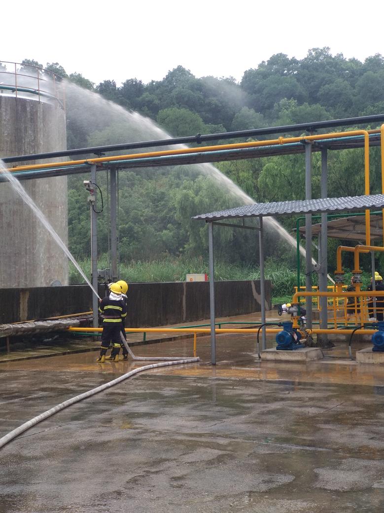 公司安環(huán)處組織開展危險化學(xué)品泄漏綜合演練1.jpg 公司安環(huán)處組織開展危險化學(xué)品泄漏綜合演練1.jpg