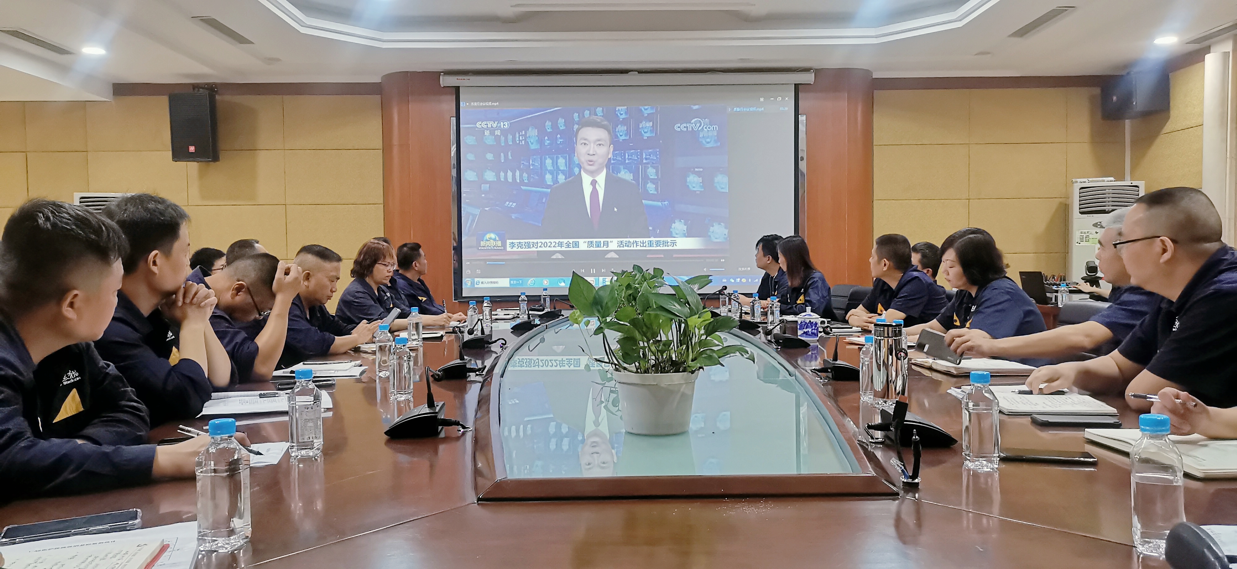 觀看視頻新聞《李克強對2022年全國“質(zhì)量月”活動作出重要批示》.jpg 觀看視頻新聞《李克強對2022年全國“質(zhì)量月”活動作出重要批示》.jpg