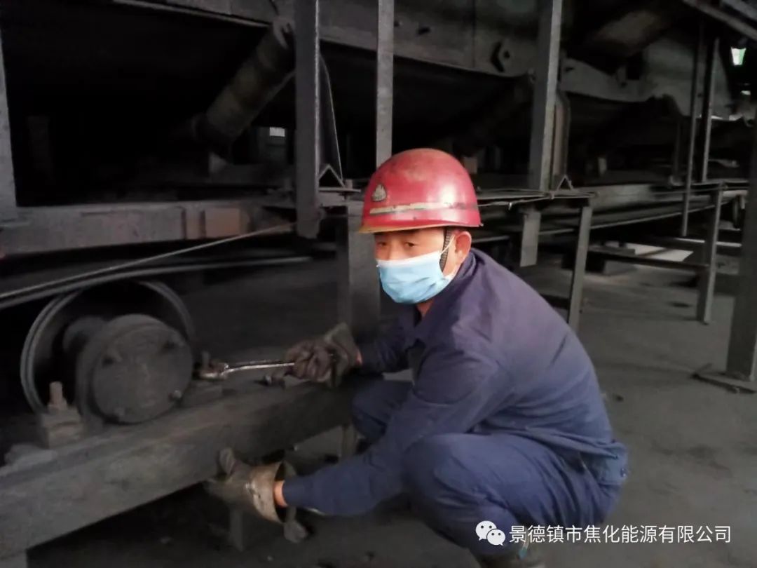 “老線這邊人手不夠，你們那邊有誰可以過來支援？”“好的，我馬上來?！甭牭竭@個消息時，羅國安剛剛結(jié)束新線的維修工作，但他二話不說，立即拿起維修包，投入到老線的維修工作當(dāng)中。每天工作10小時以上已經(jīng)成為抗疫期間的常態(tài)，雖然身體很疲憊，但是他沒有任何怨言，“確實(shí)很辛苦、很累，但現(xiàn)在正是特殊時期，只有保障公司生產(chǎn)經(jīng)營“不斷檔”，我們生活才能“不斷線”，恰恰我所在的運(yùn)輸廠就是承擔(dān)著焦炭煤炭運(yùn)輸?shù)闹匾氊?zé)，所以我更應(yīng)該恪盡職守，保障好這些設(shè)備的穩(wěn)定運(yùn)行?！?jpg